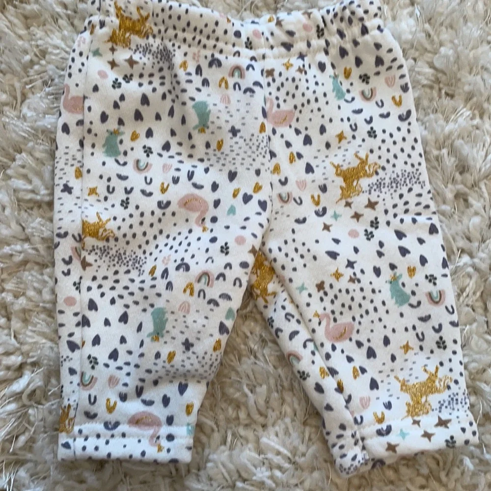 Carter’s Baby Girl Super cute and cozy outfit! Ruffled long sleeve and pants!